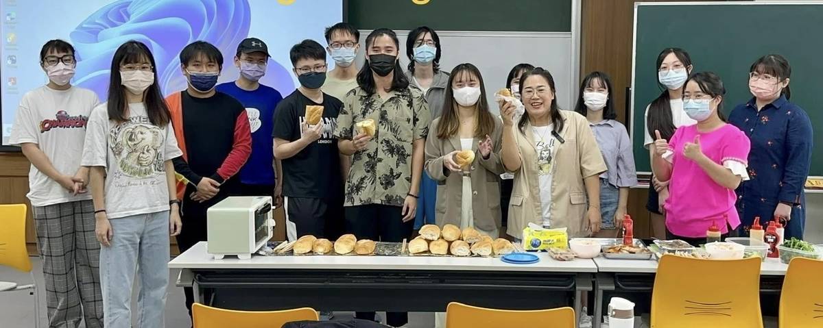 笵垂玲老師和學生們