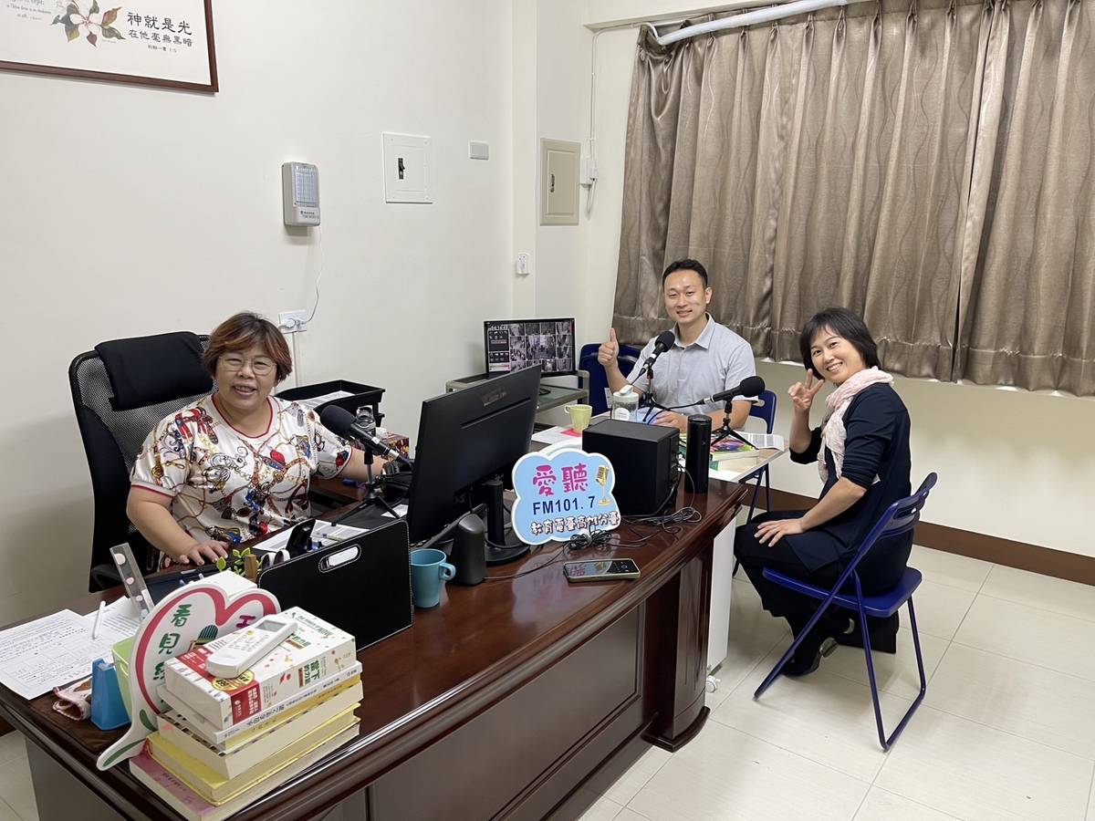 國際青少年聯合會台灣分會高雄支部金部長(中)
宣傳部劉組長(右)