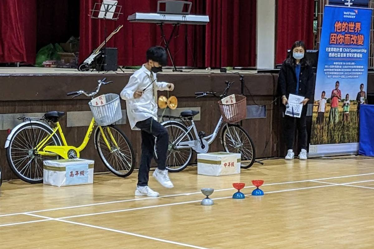 學生在兒童節慶祝活動上展演花式扯鈴，獲得好評
