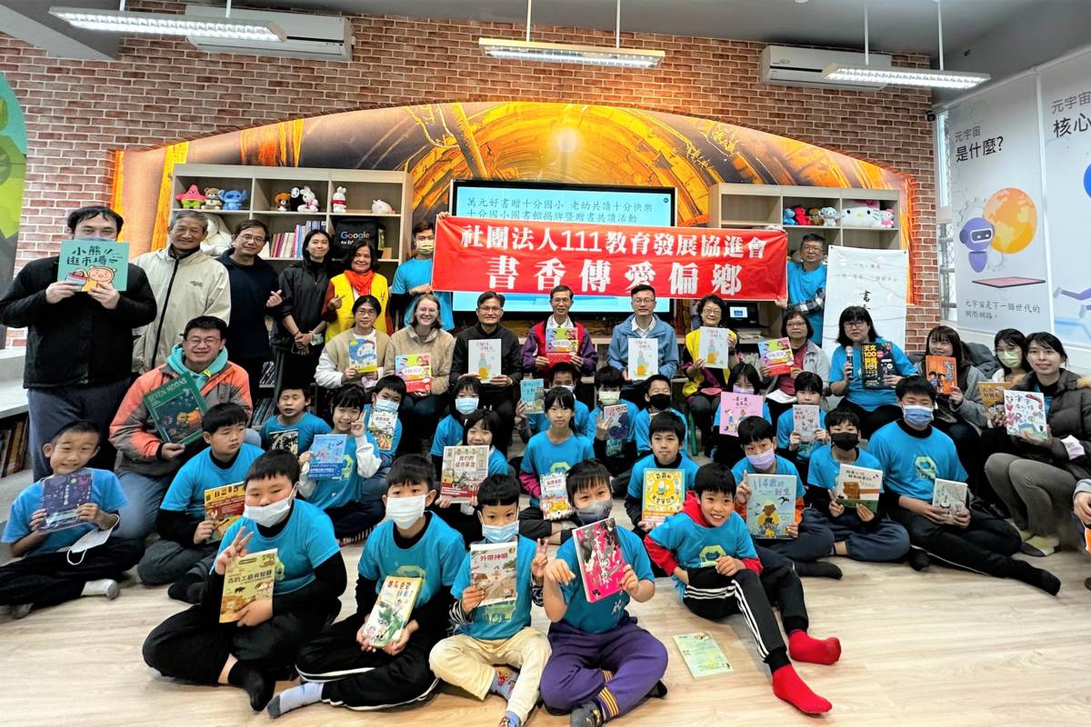 十分國小圖書館揭牌儀式後全體師生合影.jpg
