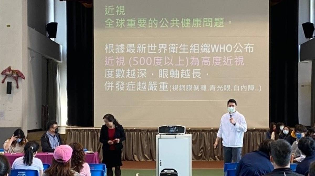 「110學年度健康促進學校輔導計畫前後測成效評價成果報告」特優-新竹市東門國小-視力保健教育介入對視力保健知識與行為成效之行動研究-懇親會行政視力保健宣導

獲得「110學年度健康促進學校輔導計畫前後測成效評價成果報告」特優的新竹市東門國小，解析校內親生家庭背景、用眼習慣等，舉辦視力保健研習提升健促團隊視力保健知能，融合藝文競賽，預防勝於治療等視力保健觀念自然融入親師生日常生活中。辦理高度近視控度防盲宣導，邀請家長陪同學生聆聽，加強對高度近視的警覺，親師生達致共識，聯手推動，視力保健推行成果自然呈現在視力前後測成效評價的相關數據。

 採訪：新竹市東門國小吳昭儀衛生組長