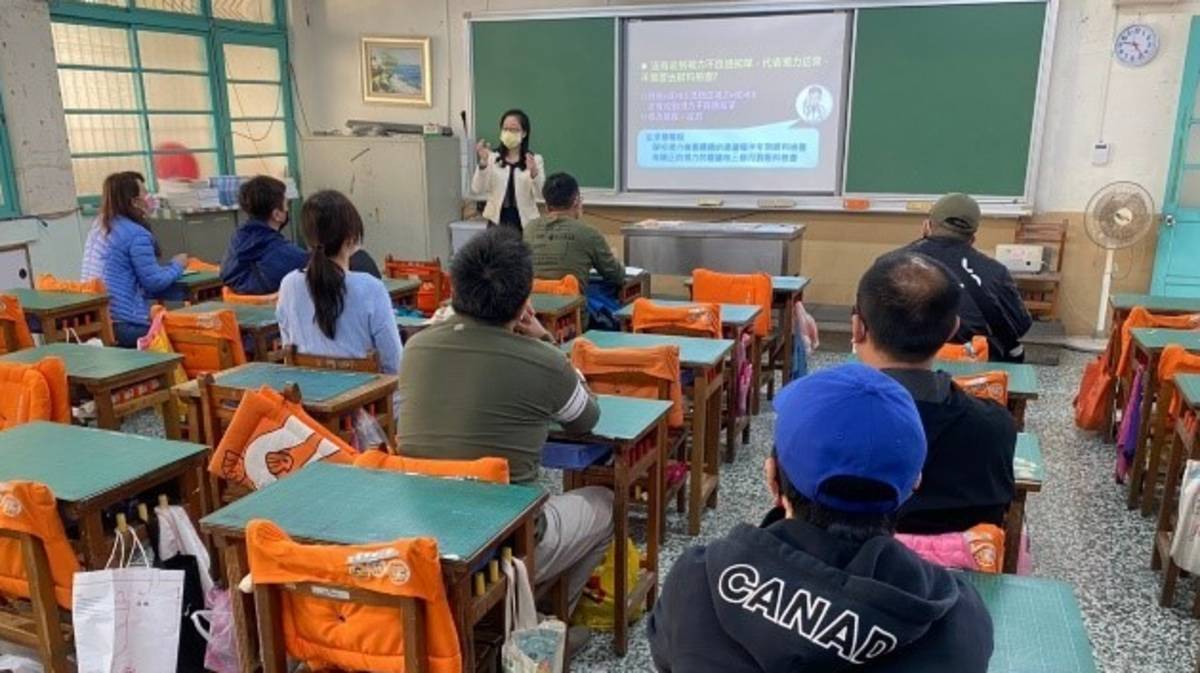 「110學年度健康促進學校輔導計畫前後測成效評價成果報告」特優-新竹市東門國小-視力保健教育介入對視力保健知識與行為成效之行動研究-懇親會班級視力保健宣導
