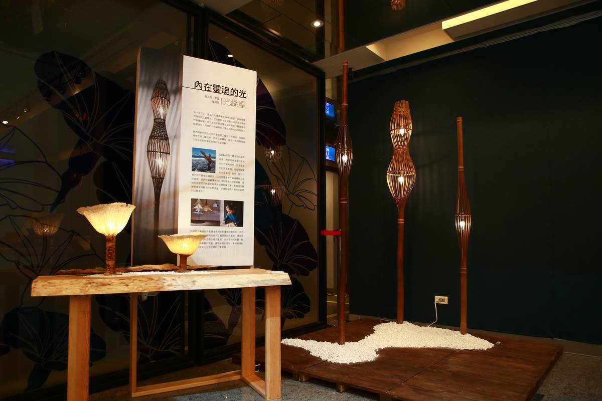 杜瓦克．都耀X陳淑燕作品〈微光花樹〉（左）、〈森林系列〉（右） (文化部提供)