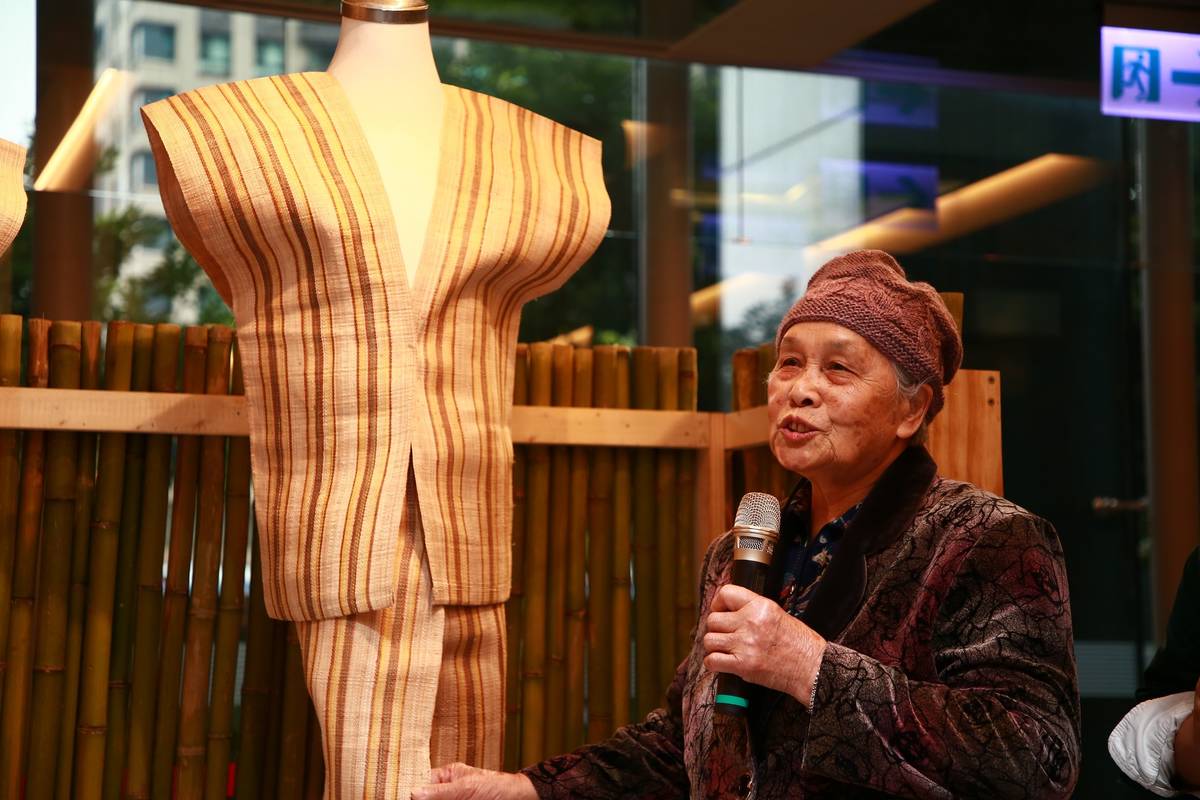 人間國寶嚴玉英介紹噶瑪蘭族傳統香蕉絲織布工藝及製作過程 (文化部提供)