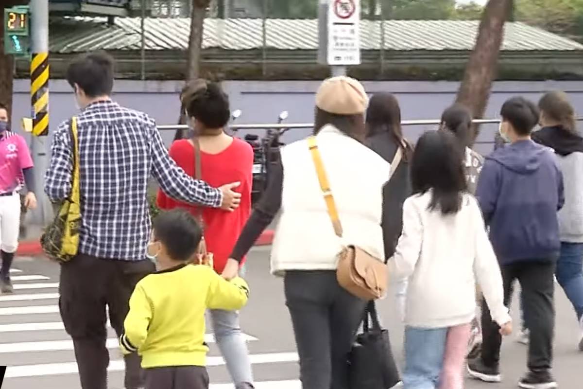 臺北市交通管制工程處3月底將完成24所學校周邊路口增設行人綠燈早開時相
