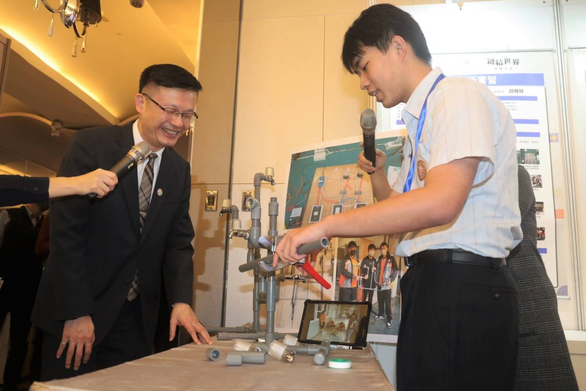 瑞芳高工空間測繪科學生胡展英 帶領局長裁切水管及接管