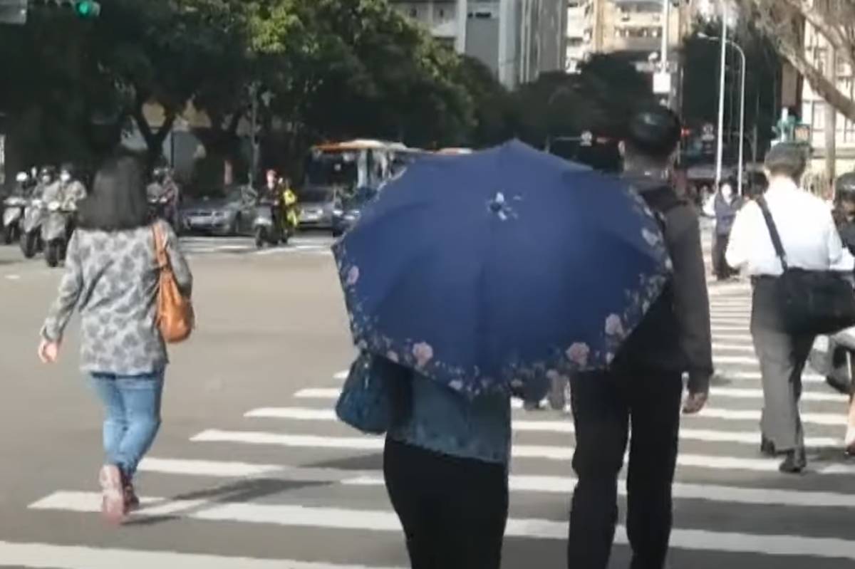 北市交工處表示，行人綠燈早開時相，適度分離行人與車輛通行時間，讓行人安心通過路口
