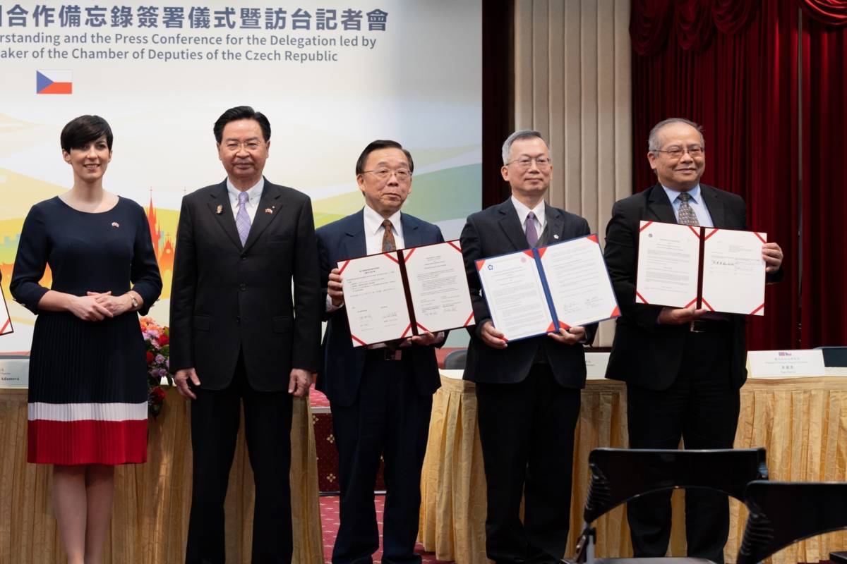 政大校長李蔡彥(右2)與捷克查理士大學副校長Jan Polák代表於外交部簽署成立供應鏈韌性教研中心合作備忘錄 (政大提供)