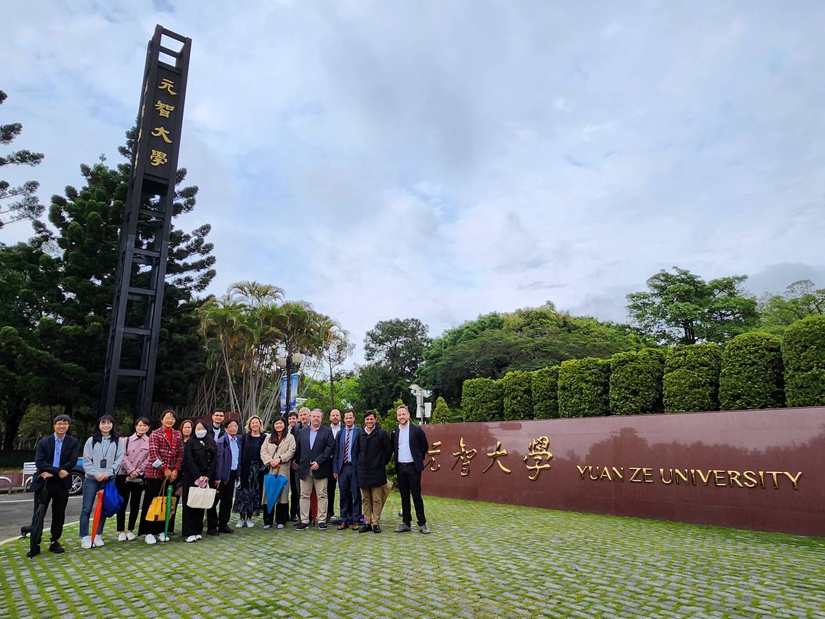 桃園市府交通局市政團隊與葡萄牙布拉加市政團隊於元智校門口合影 (元智提供)