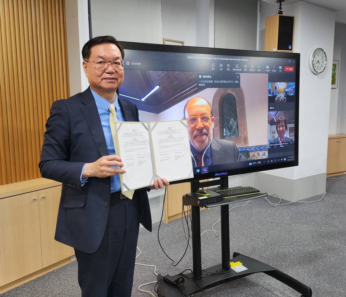 米尼奧大學校長Prof. Rui Vieira de Castro與元智大學廖慶榮校長於線上簽署學術交流合作協議，開啟兩校國際學術交流 (元智提供)