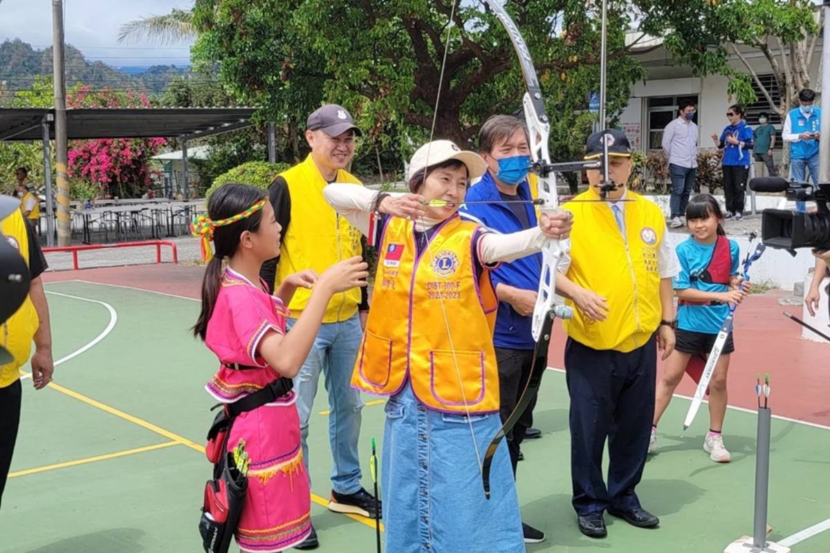 富山實小利吉分校射箭隊日前獲國際獅子會贊助訓練經費，學生指導獅友拉弓射箭。