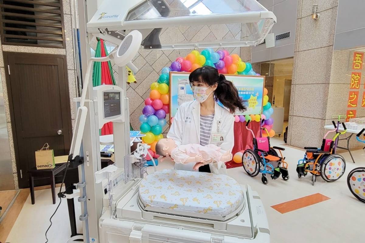 臺東馬偕新生兒科醫師李思佳示範操作「重症加護型新生兒保溫箱」。