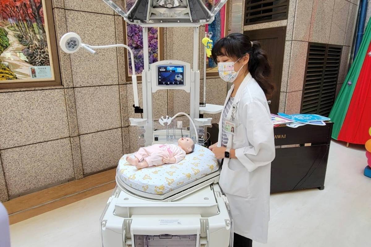 臺東馬偕新生兒科醫師李思佳示範操作「重症加護型新生兒保溫箱」。