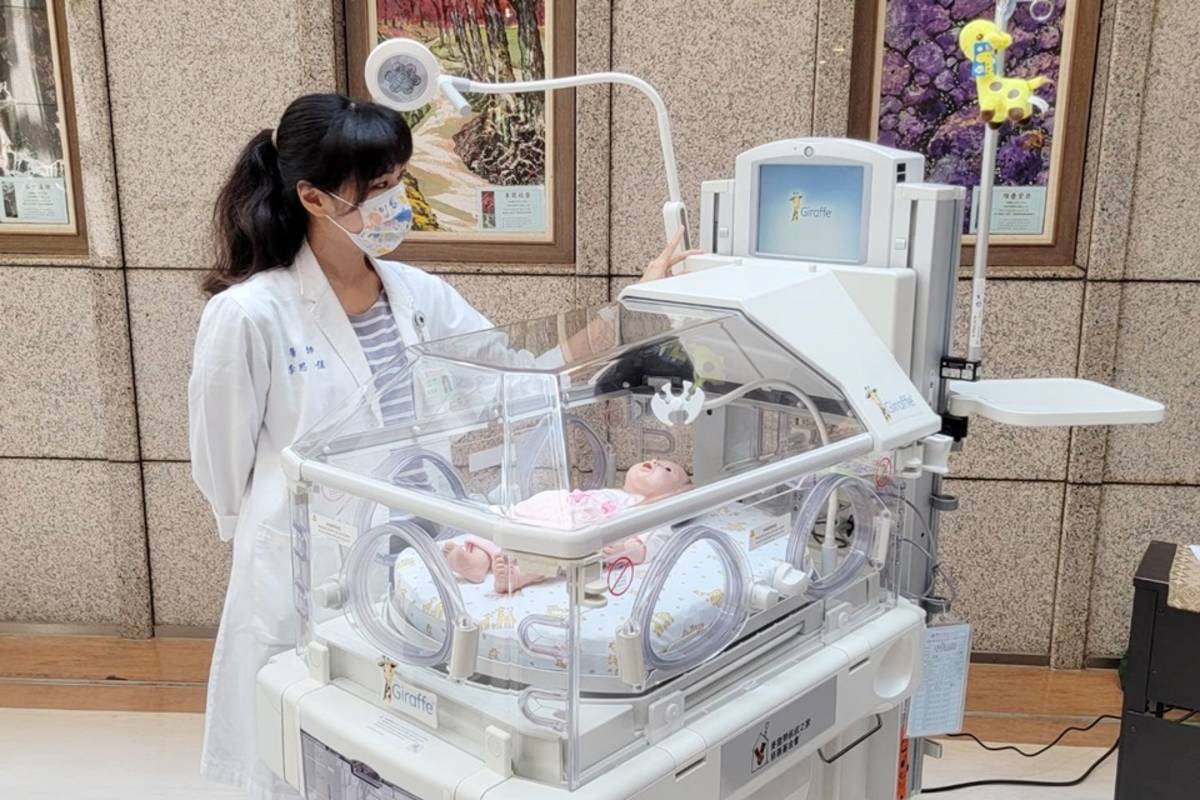 臺東馬偕新生兒科醫師李思佳示範操作「重症加護型新生兒保溫箱」。