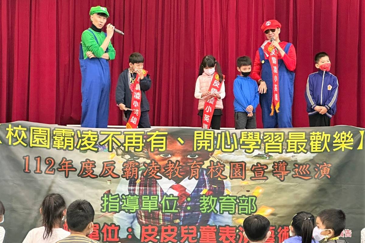 家扶基金會與皮皮兒童劇團透過生動講解與演出，讓萬大學生了解兒童權益