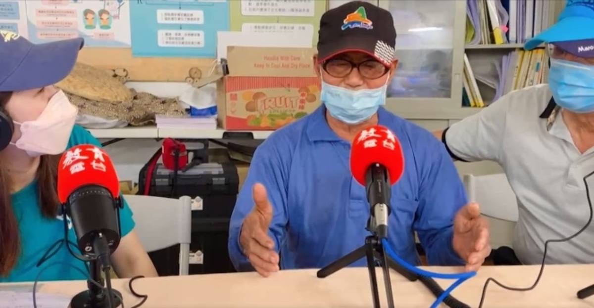 頭目(中)分享帶小朋友製作傳統竹筏的經驗