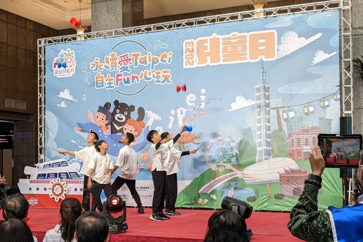 舊莊國小學生表演扯鈴