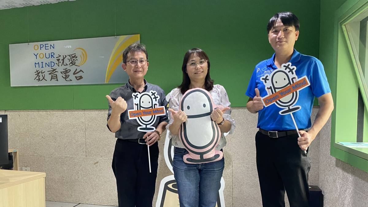 校長何承融(左)與總務主任蘇揚期(右)克服種種困難終於讓馬興國小有了新活動中心
