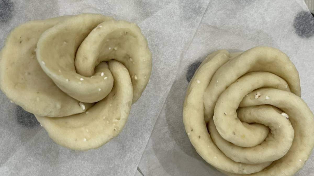 食在幸福的樂園-同學把饅頭捏成一朵花