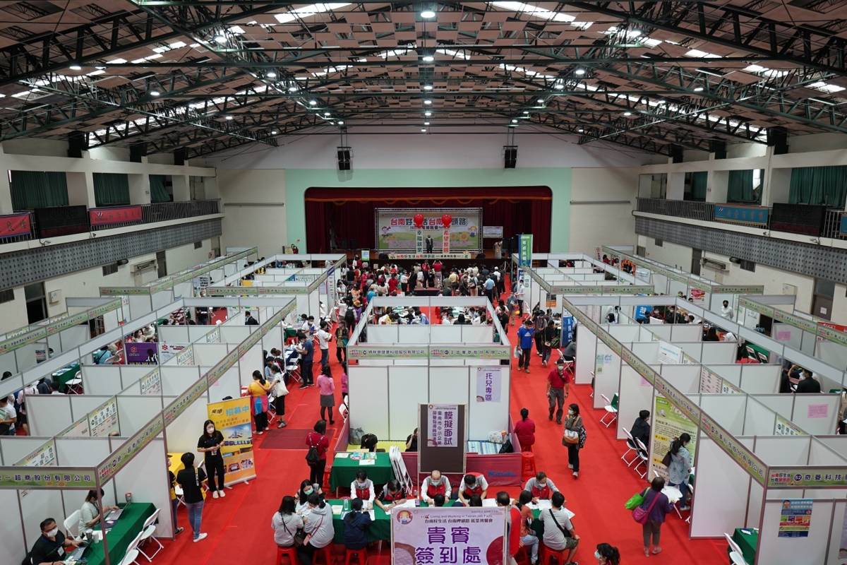 就業博覽會媒合求職學生與徵才企業