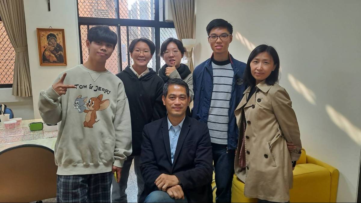 輔大大眾傳播研究所唐維敏教授以及輔印星空服務學習團游若群、李苡榕、陳俞安、鄭凱文、蔣曜宣同學
