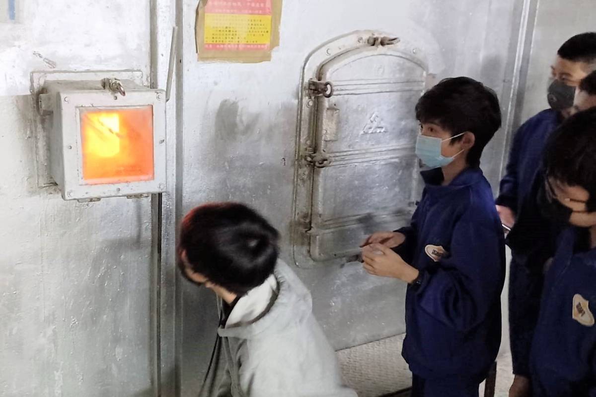 學生觀察焚化爐的運作情形