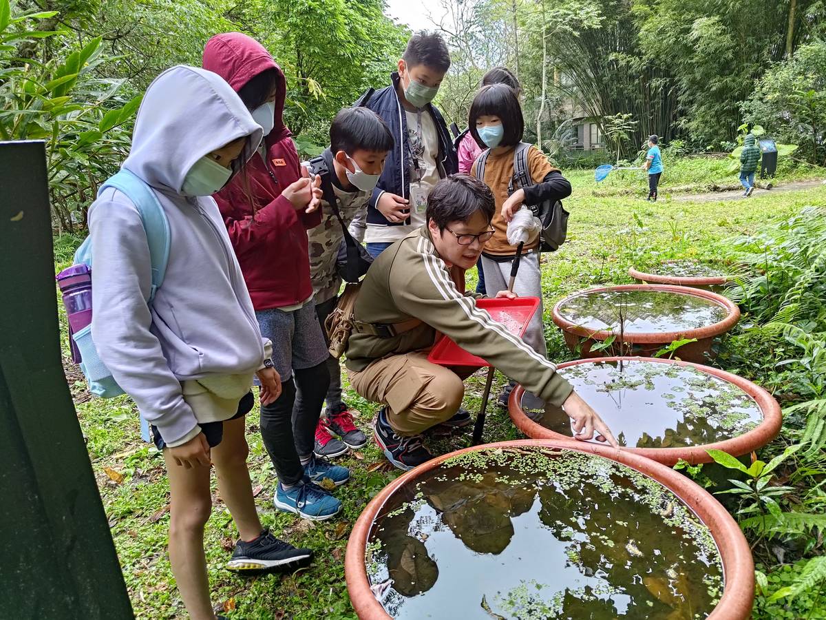林衍德老師帶領學生實地走訪馬明潭生態園區觀察與採集昆蟲