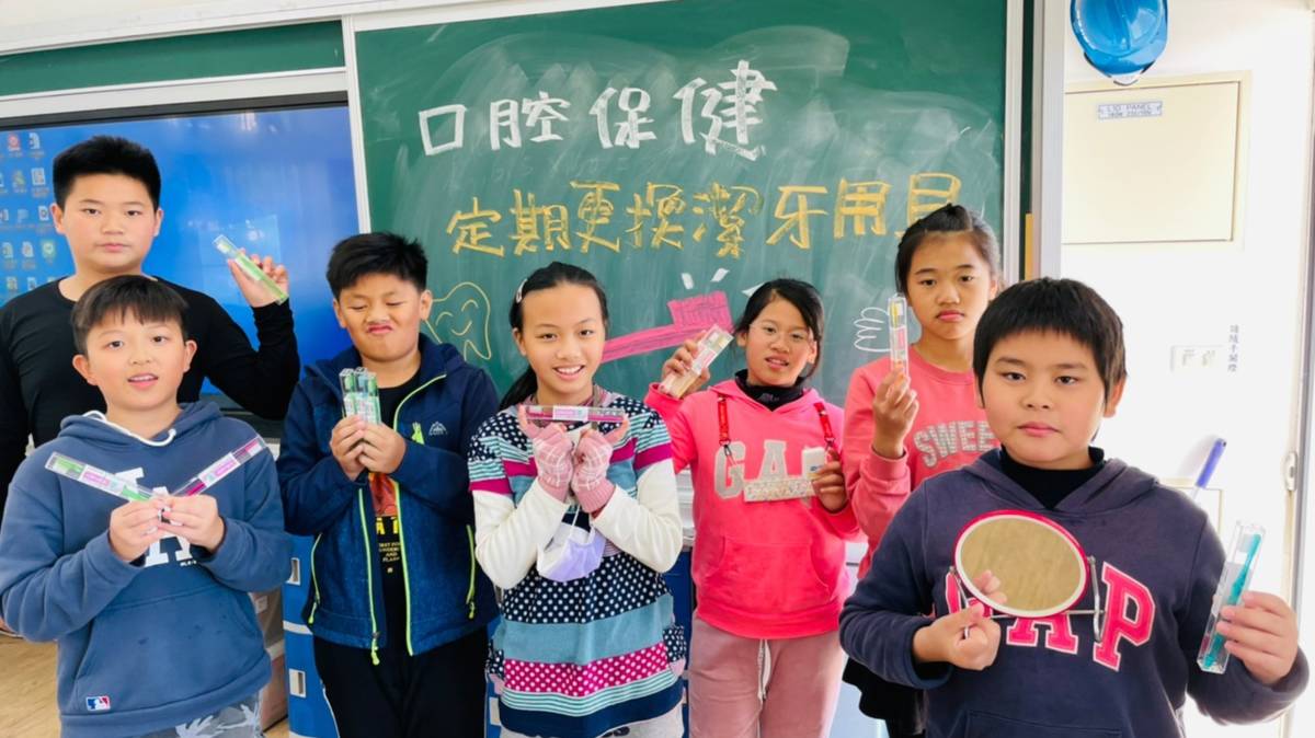 110學年度口腔保健優等學校- 連江縣北竿鄉塘岐國民小學-學校定期提供潔牙用具， 將正確的口腔保健知能從生活中做起，並養成習慣