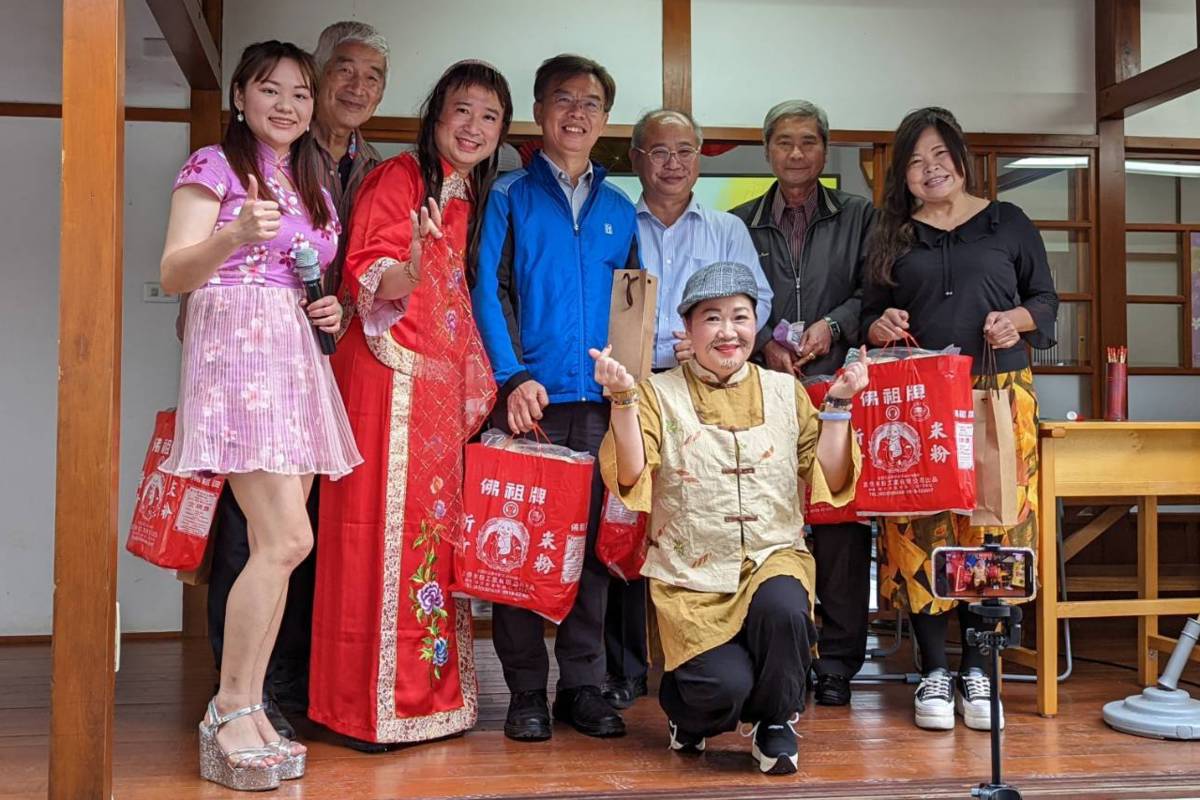 臺東縣民政處長鍾青柏表示(中間，藍衣者)，未來會持續辦理客家相關主題活動。
