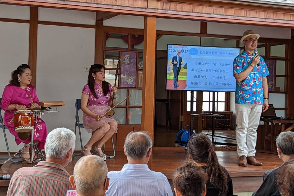 (由右至左)客家山歌三冠王鍾坤良、金客國樂手林彩立及客家歌唱類薪傳師何錦鳳臺東快閃唱山歌