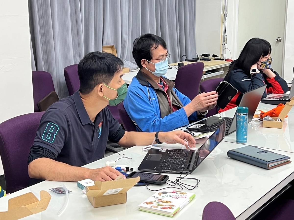 學員進行智慧植栽套件DIY課程