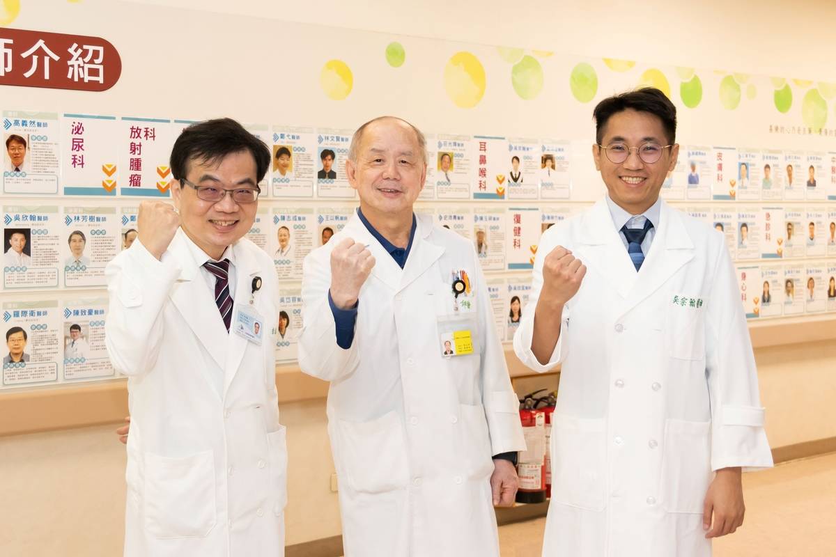 臺東基督教醫院顧問醫師暨耳鼻喉科主任陳玉祥(中)、花蓮慈濟醫院耳鼻喉科醫師李家鳳(左)及吳宗翰(右)，師生三代一起在東基照顧臺東的頭頸癌病人。