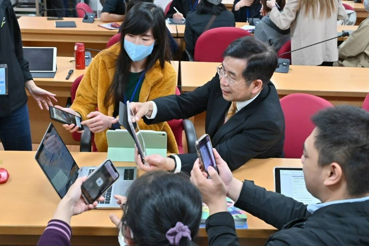教育部長潘文忠親自到場進行課程觀摩體驗。