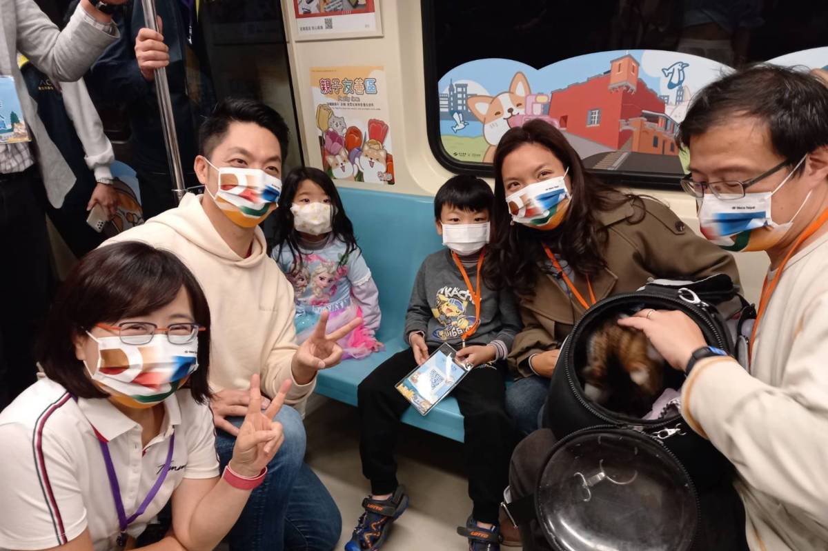 臺北市長蔣萬安(左2)及副市長林奕華(左1)於寵物專車內與毛媽及寵物開心合照.jpg