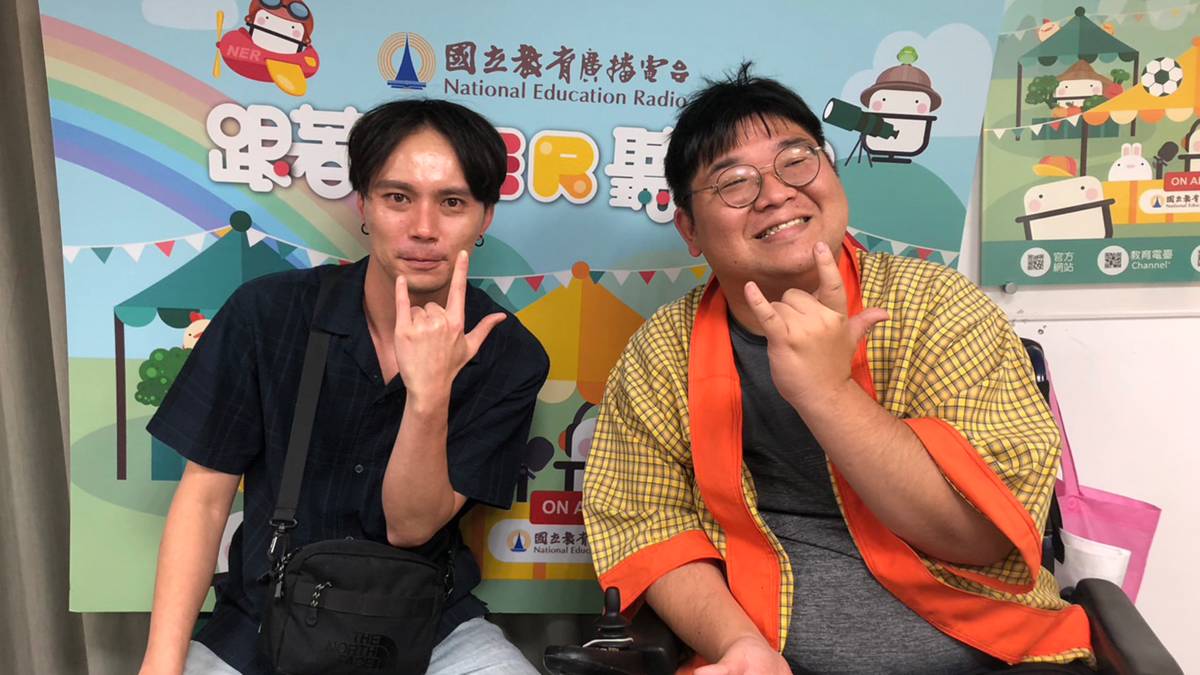 山東野表演坊團長劉尉楷(左)