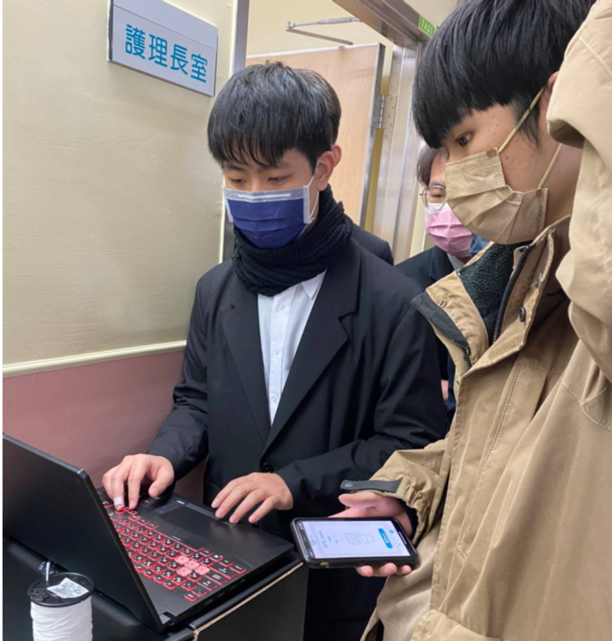 元智工管系同學使用手機APP與電腦網頁編輯機器人指令 (元智提供)
