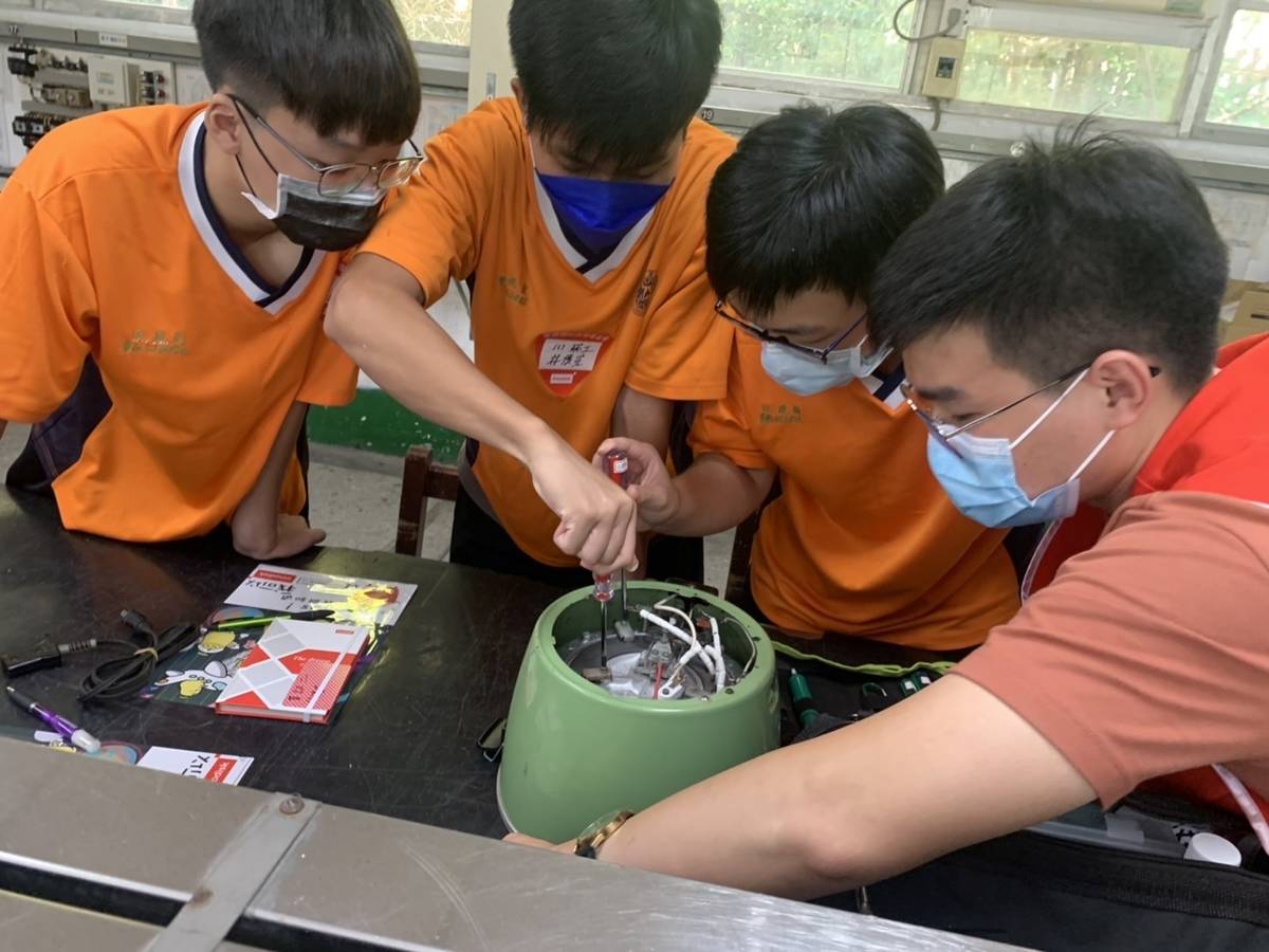 新北市瑞芳高工學生與宜鼎教育基金會合作 進行電器維修培訓