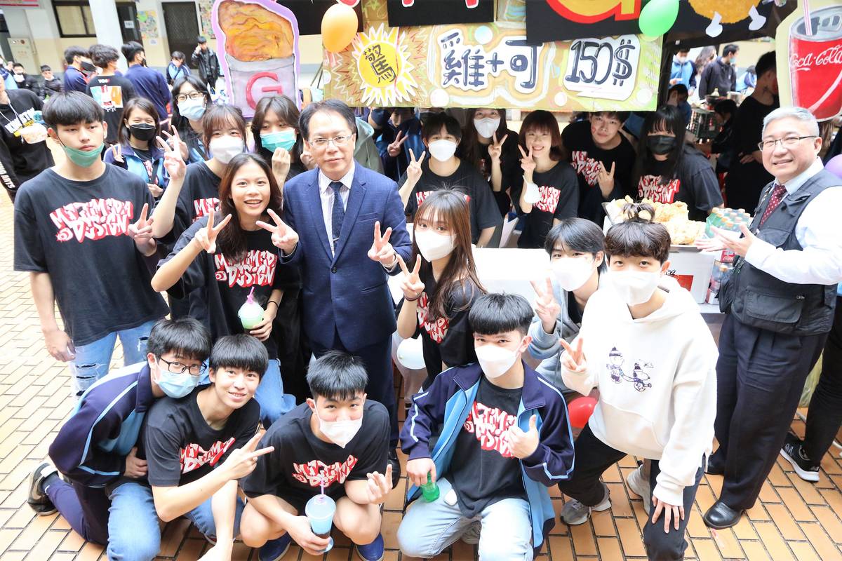 各班發揮創意打造特色攤位