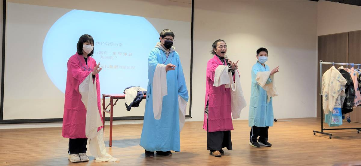 國中京劇藝術巡迴講座 青山國中小學生體驗水袖