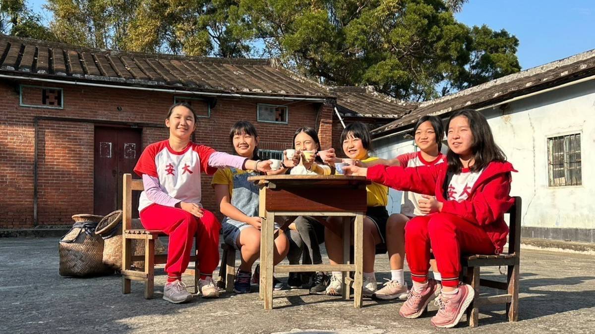 學校團隊走入社區，將校內的生態環境教育課程與八德的埤塘文化相連結，認識家鄉埤塘的人文、古厝與生態植物。
