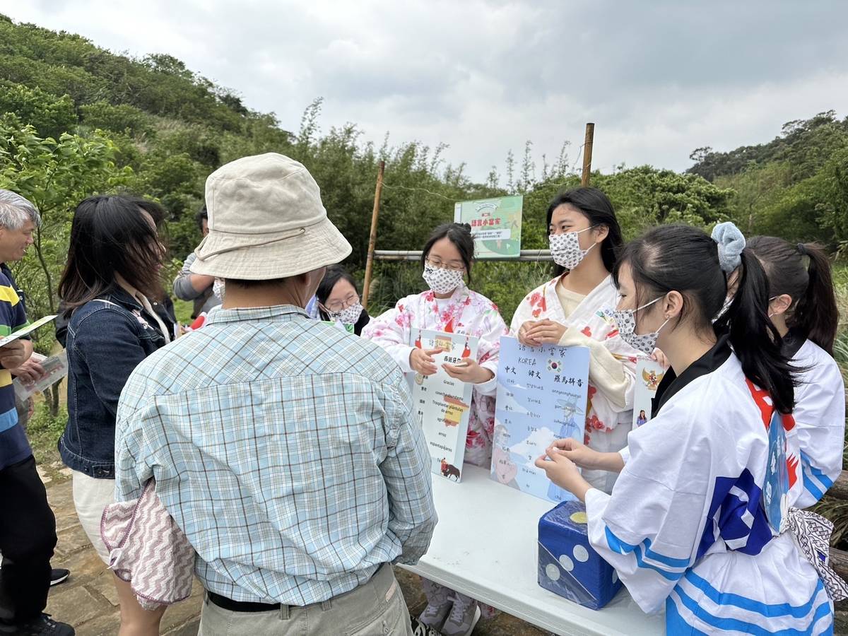 鵝尾山插秧季設計「多國語字卡遊戲」，親善大使利用在校學習的第二外語，包括法文、西班牙文及韓文等6種語言，讓參加民眾學習到插秧與水梯田在不同國家的說法 (醒吾提供)