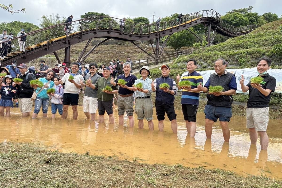 醒吾科大應英系主任張煜權(右起)、臺北市政府工務局大地工程處專門委員梁成兆 (右三)、農委會農田水利署七星管理處處長周師文(右五、戴帽者)與農委會農田水利署副署長林國華(右六)開心的參與鵝尾山水田插秧活動 (醒吾提供)