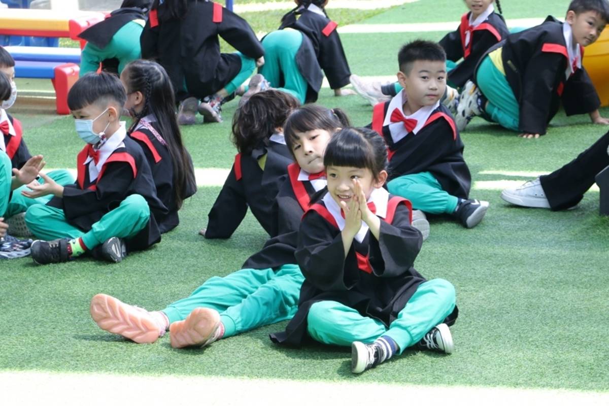 幼童穿學士服拍畢業照