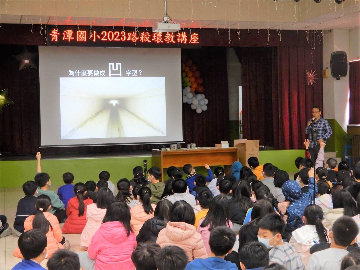 講授生態與排水功能結合之廊道設計