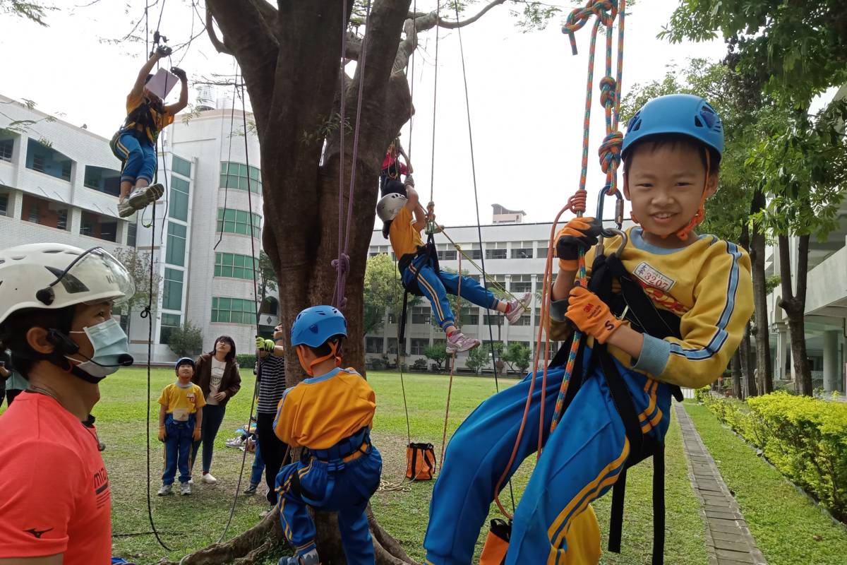 學生很開心地完成攀樹