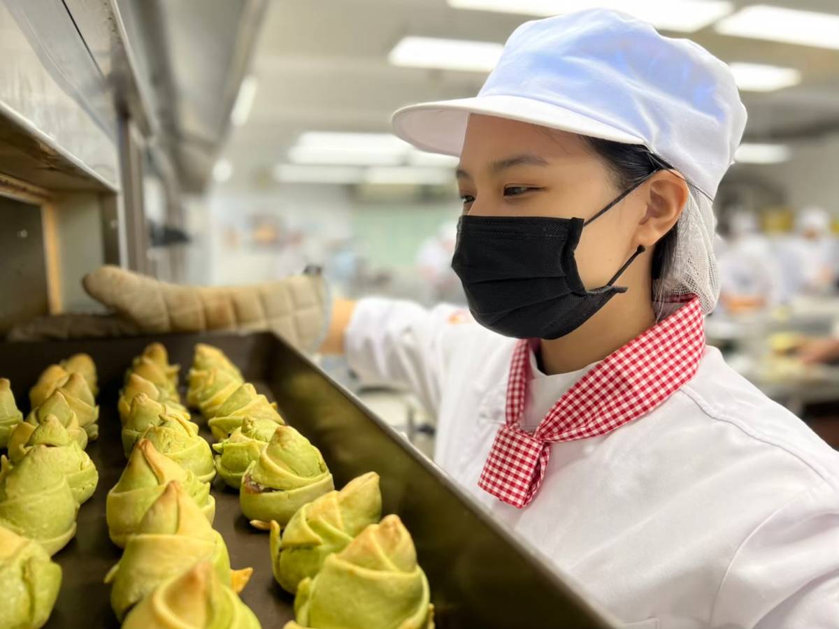 建教生於學校製作出特色糕餅