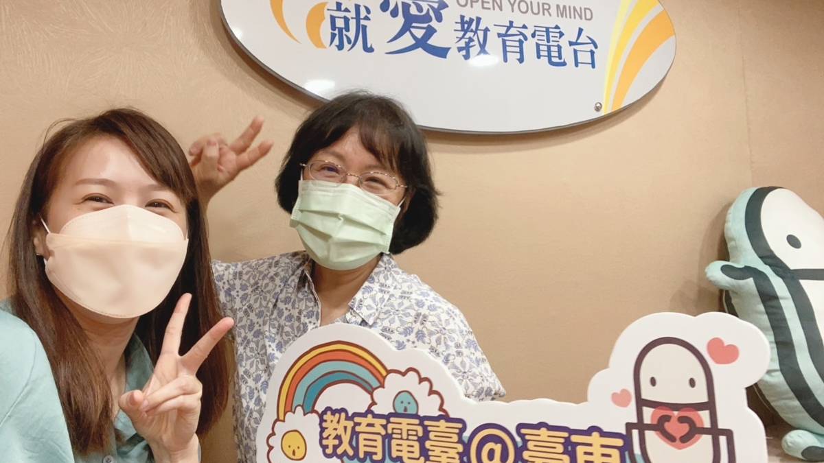 簡馨瑩老師(右)介紹與幼兒對話的5個方法