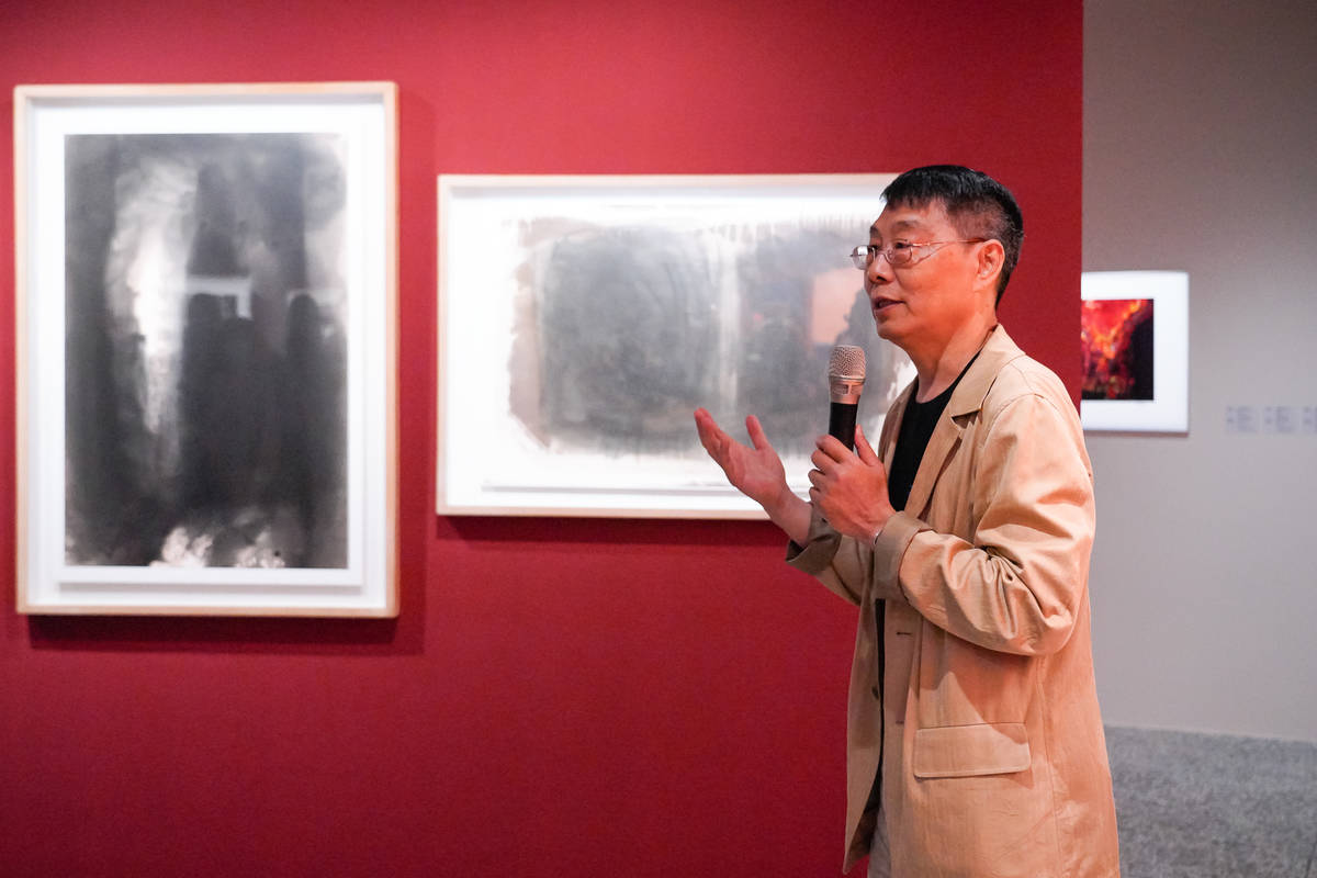 策展人章光和說明「抽象之眼」展覽 (文化部提供)