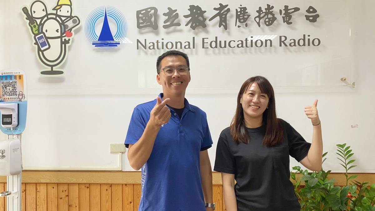葉明嘉總教練(左)提到棒球隊學生訓練同時不忘家庭教育與人格養成