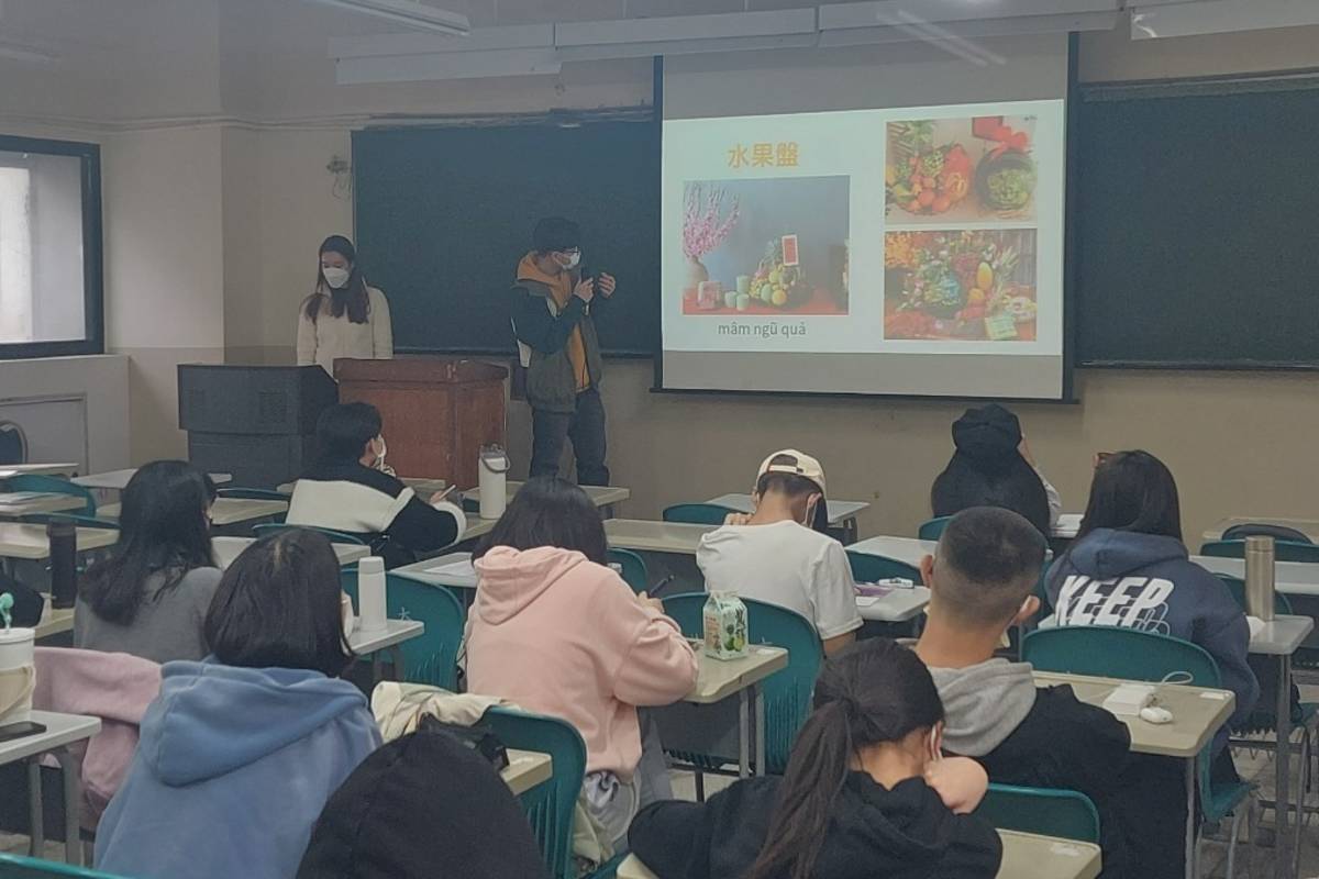 學生利用所學越南語進行報告